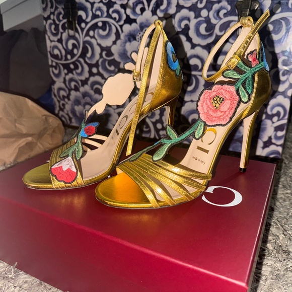 Gucci Gold Floral Embroidered Heels - Picture 1 of 3